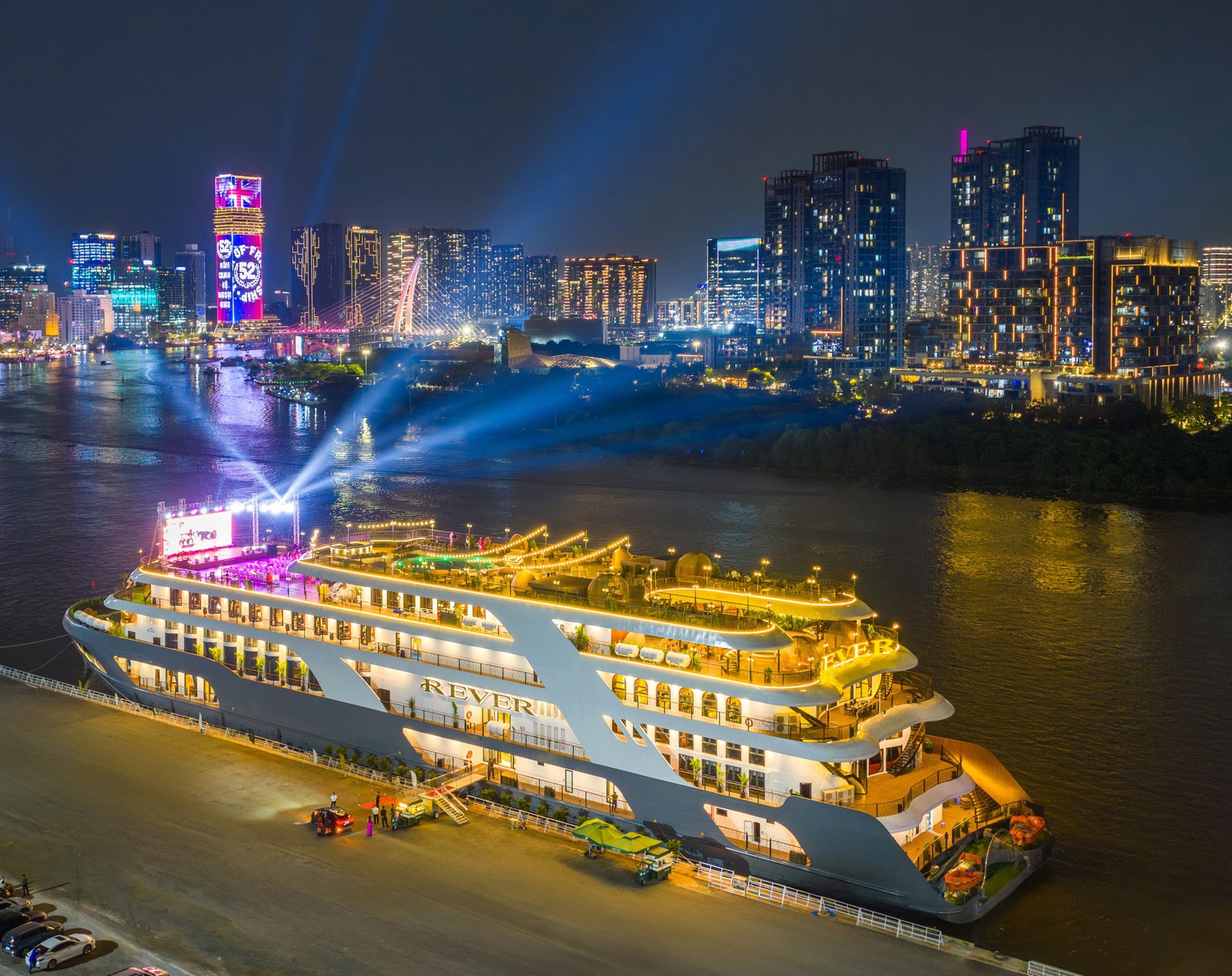 Hinh anh Tổ chức Year-End Party trên du thuyền, tại sao không? 6