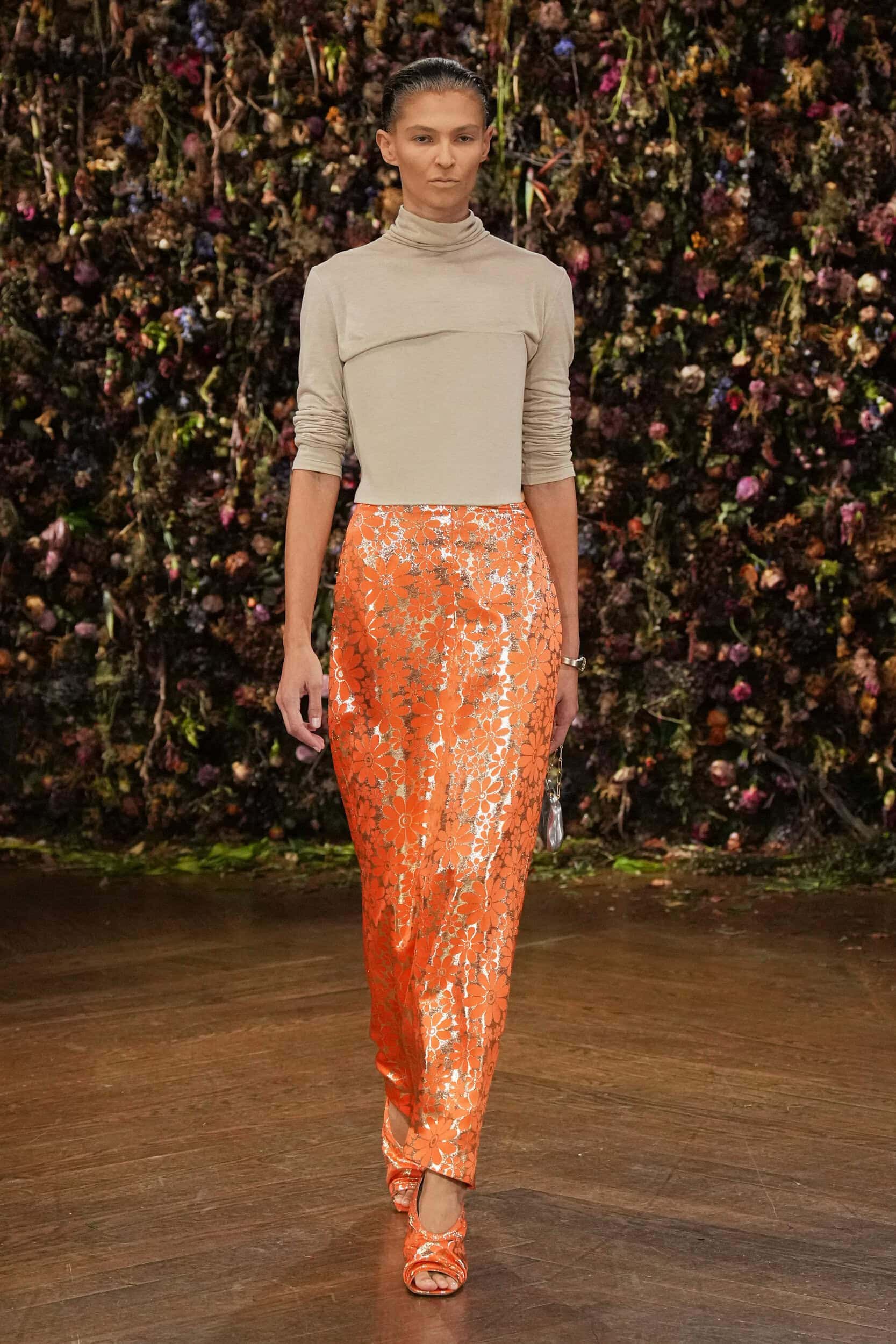 Hinh anh Maison Margiela Xuân 2027: Sự đối lập cứng cáp giữa rừng hoa mềm mại 17