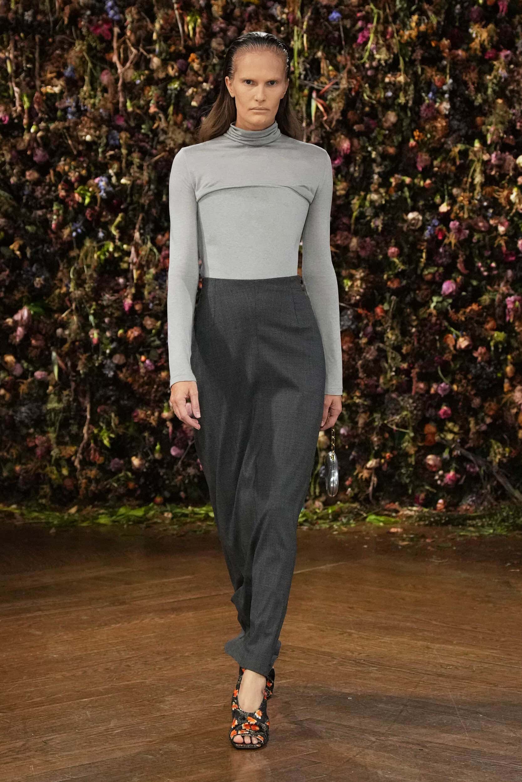 Hinh anh Maison Margiela Xuân 2027: Sự đối lập cứng cáp giữa rừng hoa mềm mại 18