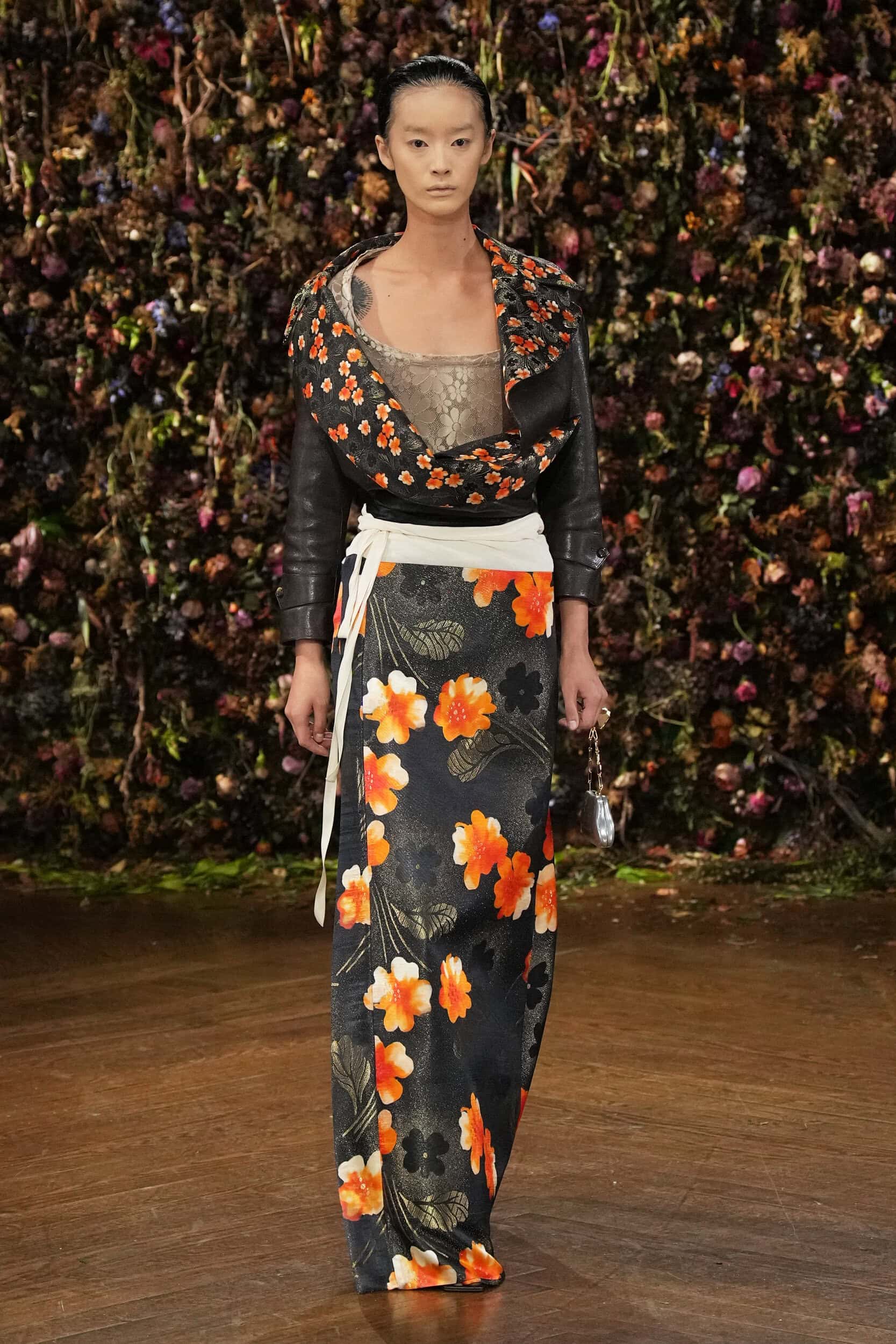 Hinh anh Maison Margiela Xuân 2027: Sự đối lập cứng cáp giữa rừng hoa mềm mại 6