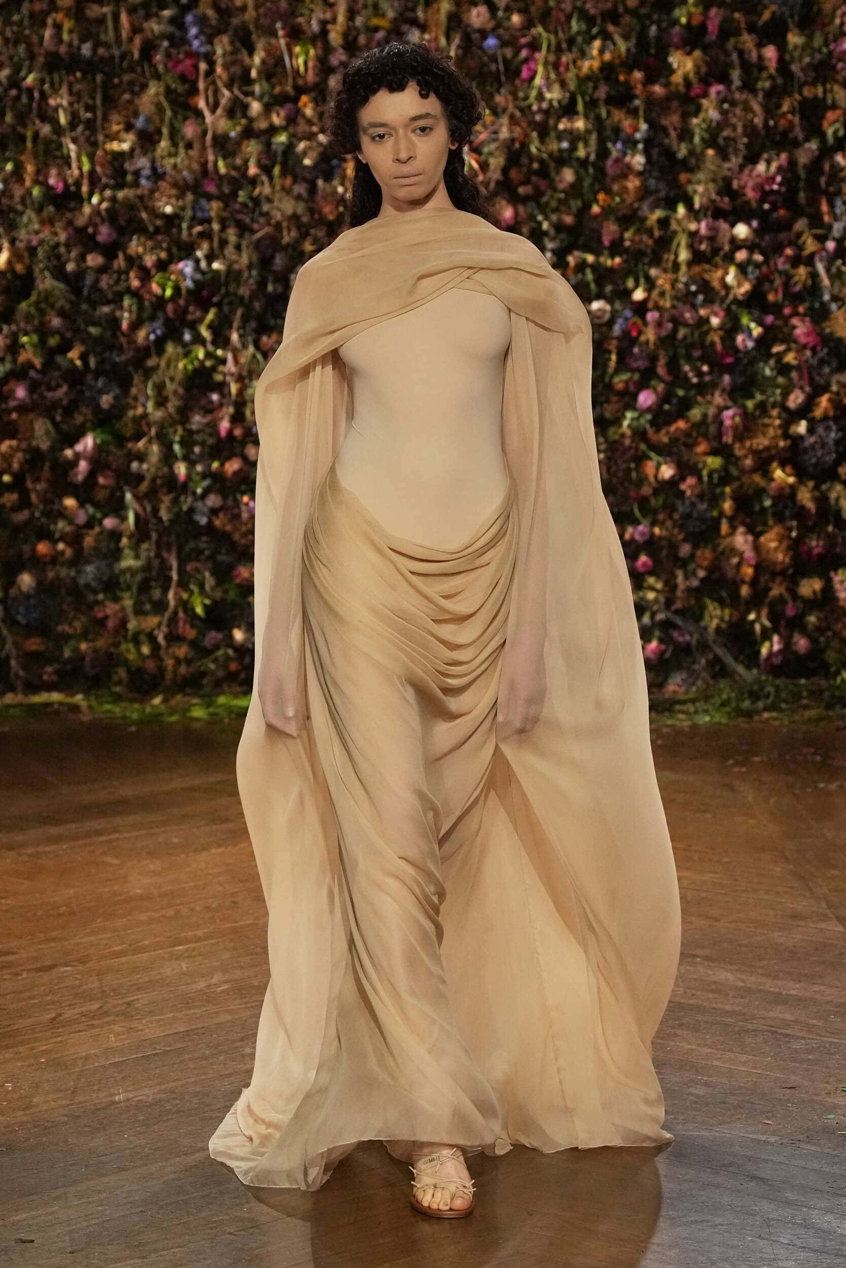 Hinh anh Maison Margiela Xuân 2027: Sự đối lập cứng cáp giữa rừng hoa mềm mại 12