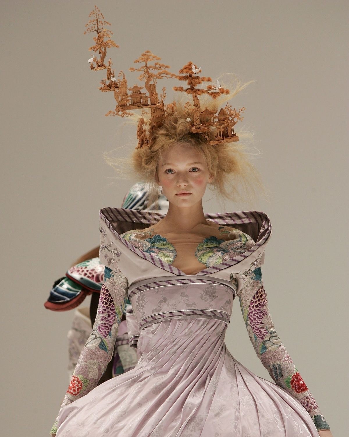 Hinh anh Alexander McQueen và Isabella Blow: Một mối duyên, những đường may dang dở 12