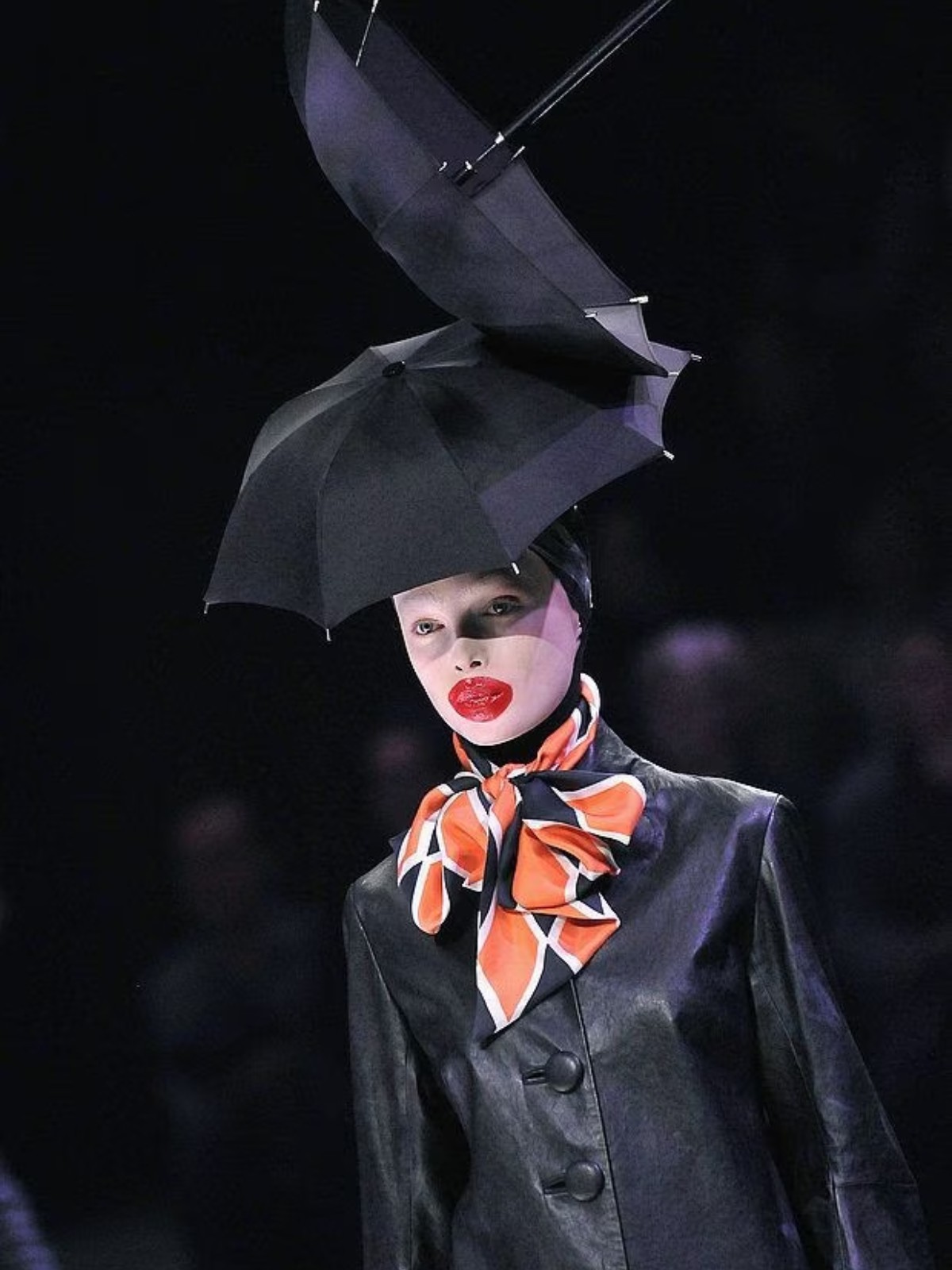Hinh anh Alexander McQueen và Isabella Blow: Một mối duyên, những đường may dang dở 13