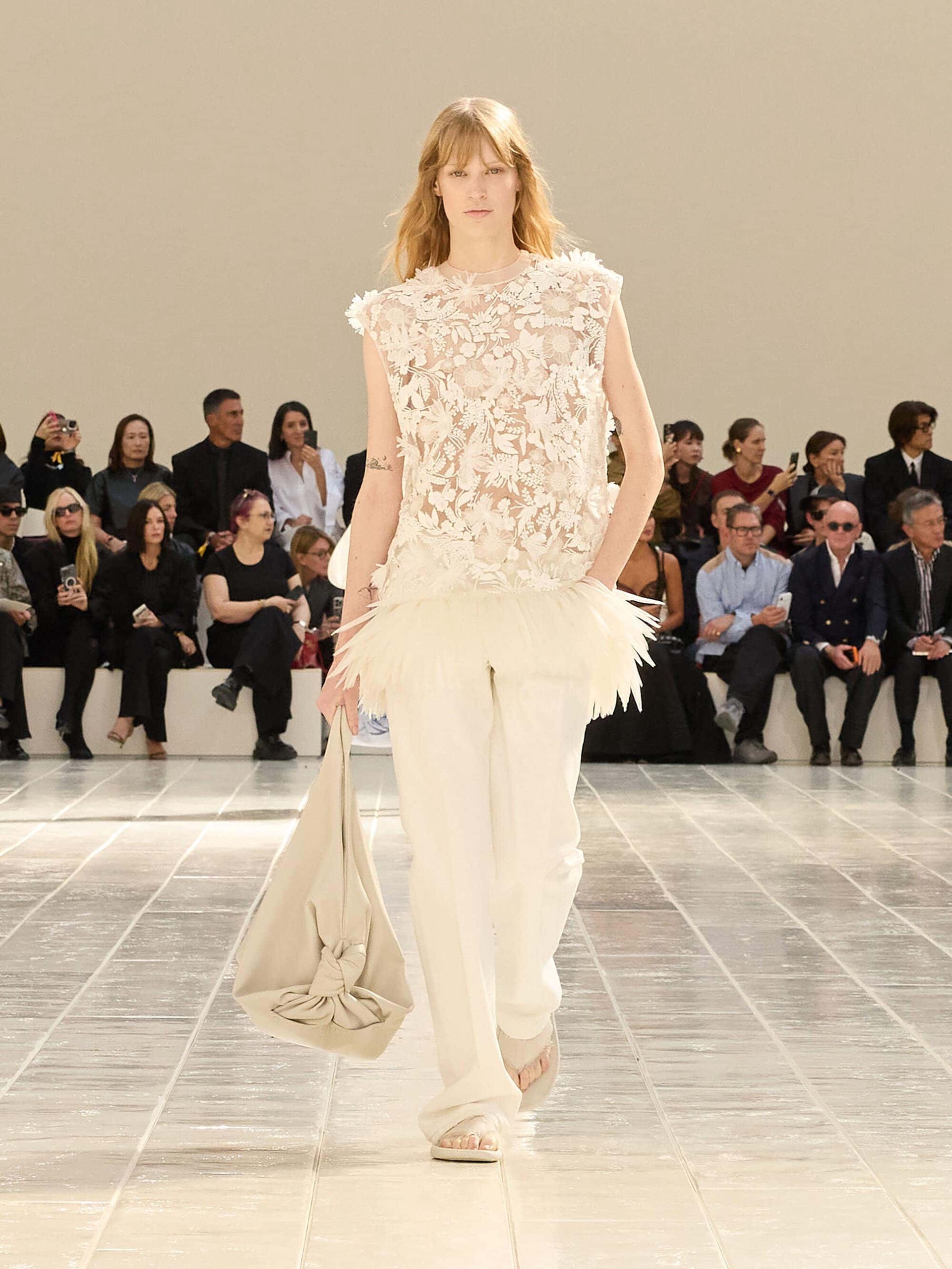 Hinh anh Balenciaga Ready-to-Wear Xuân 2027: Khi tinh thần couture bước vào đời sống thường nhật 3