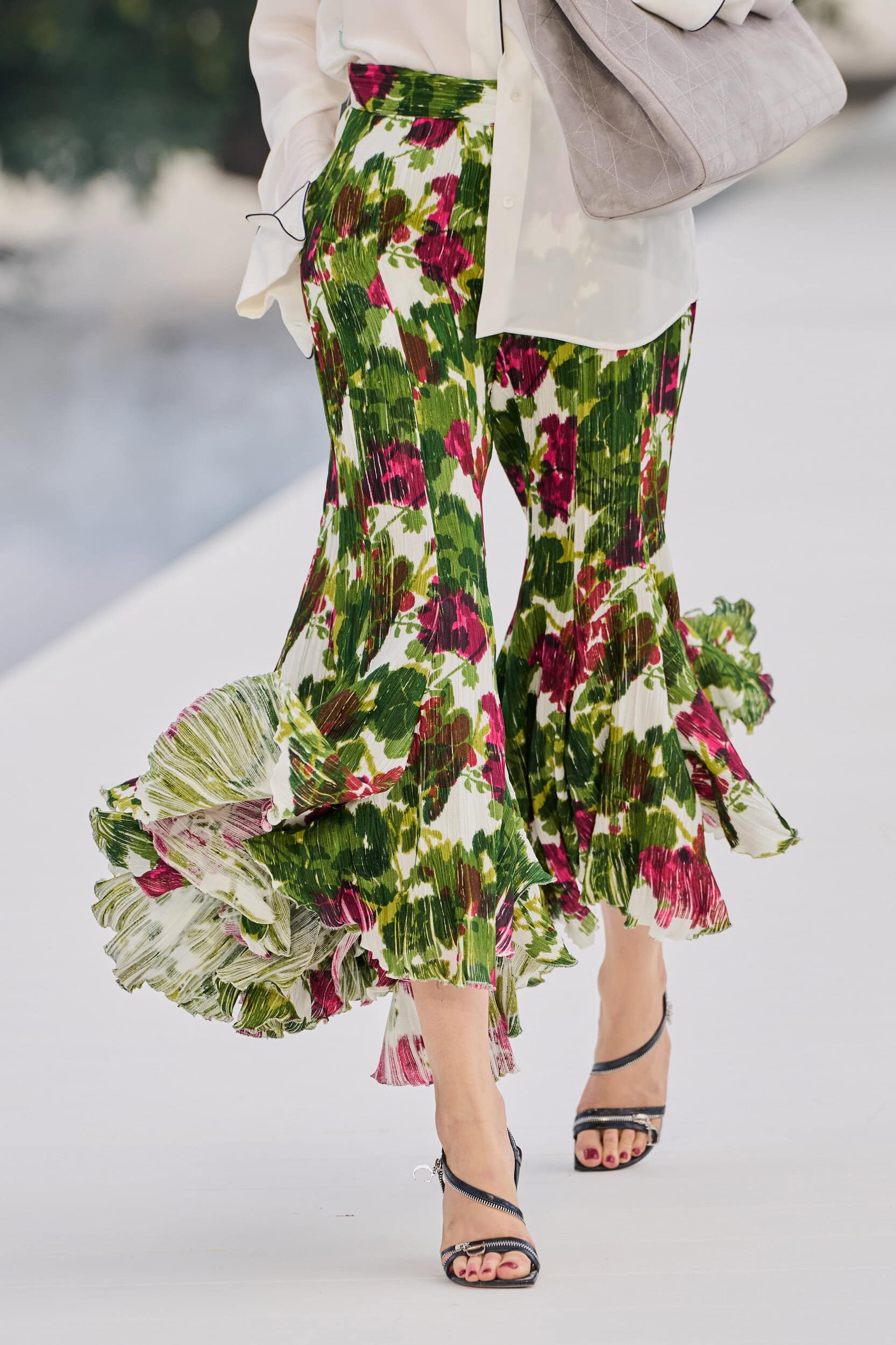 Hinh anh Phụ kiện Dior Xuân Hè 2027: Vườn địa đàng bên bờ vai và những bước chân thắt nơ 21