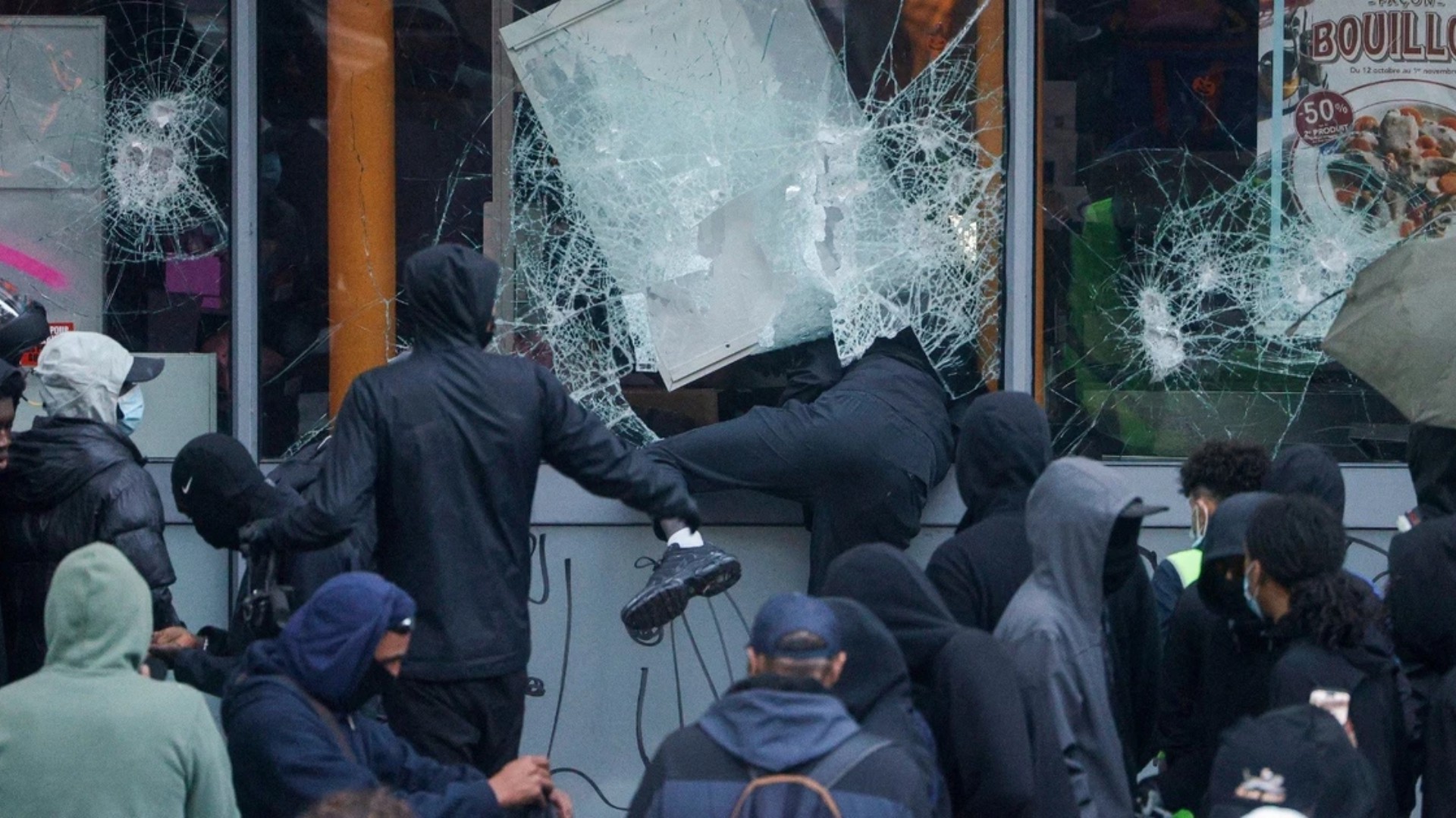 Hinh anh Bạo loạn tác động thế nào đến ngành thời trang Pháp? 2