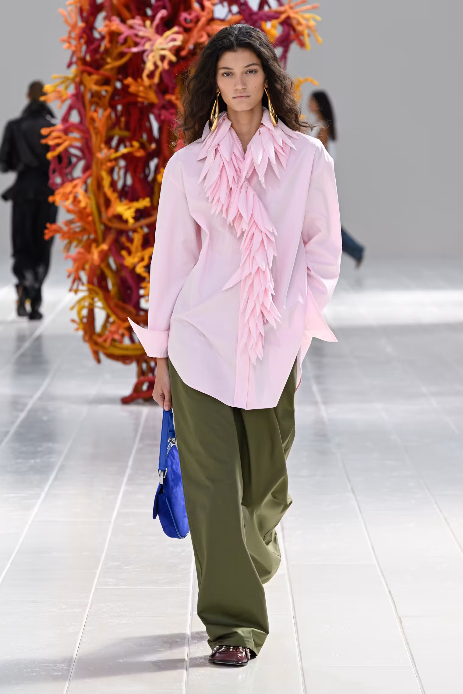 Hinh anh Balenciaga Ready-to-Wear Xuân 2027: Khi tinh thần couture bước vào đời sống thường nhật 18