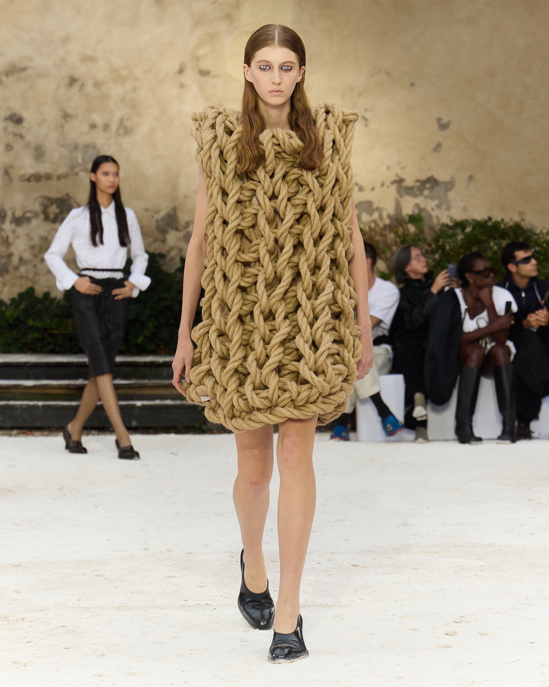 Hinh anh Paris Fashion Week: Những thế giới khác lạ trên sàn diễn thời trang 30