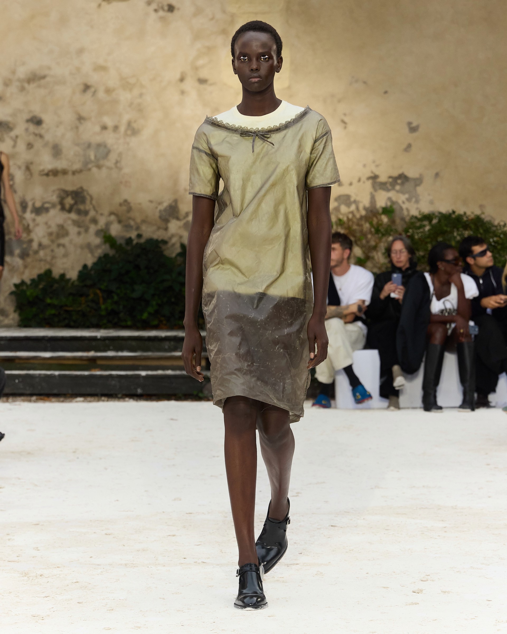 Hinh anh Paris Fashion Week: Những thế giới khác lạ trên sàn diễn thời trang 32