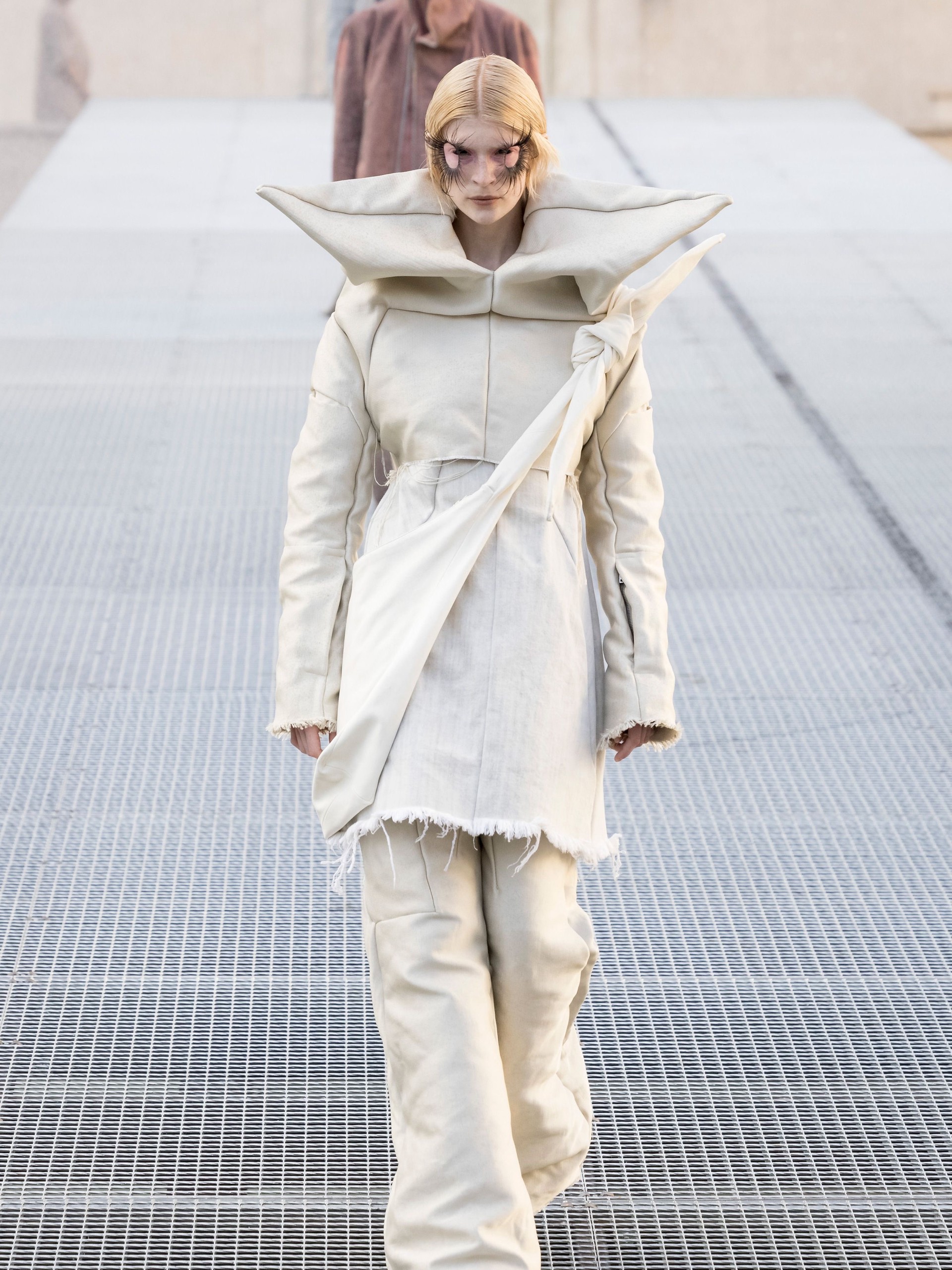 Hinh anh Paris Fashion Week: Những thế giới khác lạ trên sàn diễn thời trang 5