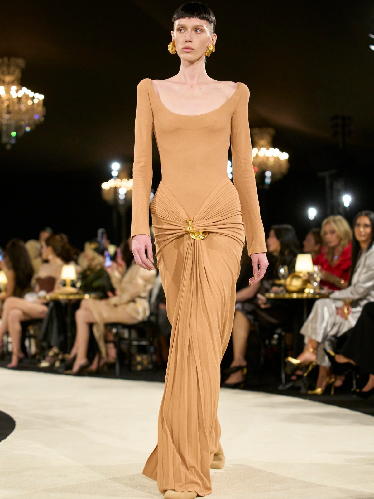 Hinh anh Cởi bỏ lớp áo cầu kỳ, Schiaparelli còn lại gì trên sàn diễn Xuân Hè 2027? 32