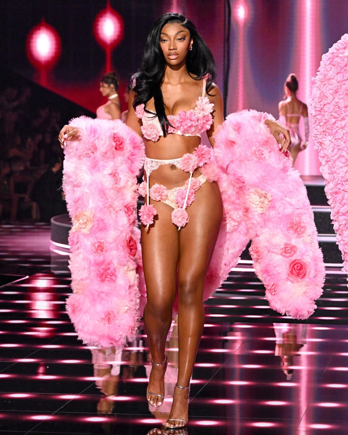 Hinh anh Vì sao các cô gái không thể rời mắt khỏi Victoria’s Secret Fashion Show? 1