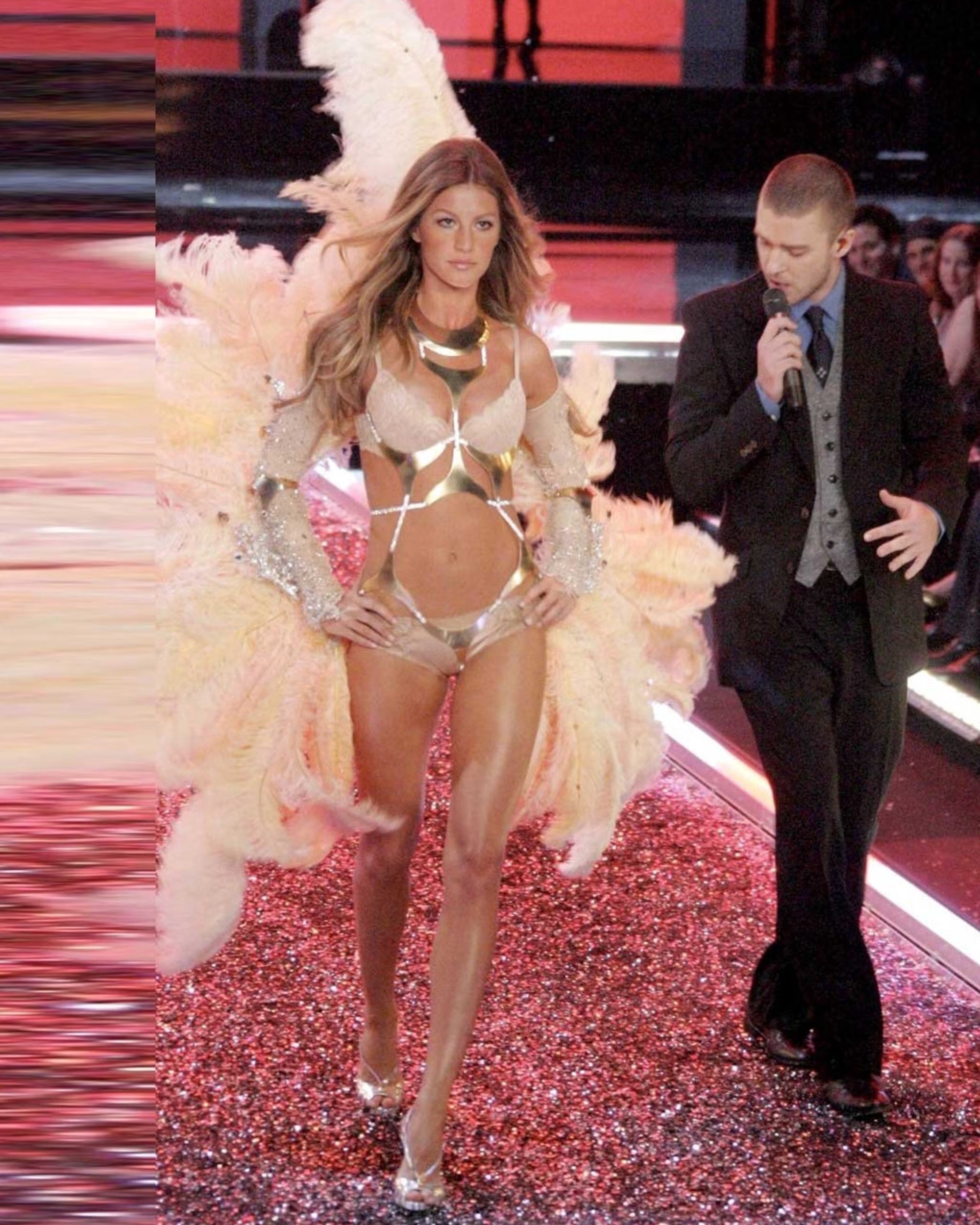 Hinh anh Vì sao các cô gái không thể rời mắt khỏi Victoria’s Secret Fashion Show? 22